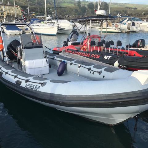 Imagem WhatsApp 2024-03-12 às 18.03.34_002f4ac1 a boat is docked next to a body of water