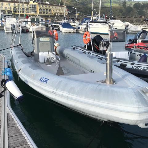 Imagem WhatsApp 2024-03-12 às 18.03.34_2da357b0 a boat is docked next to a body of water